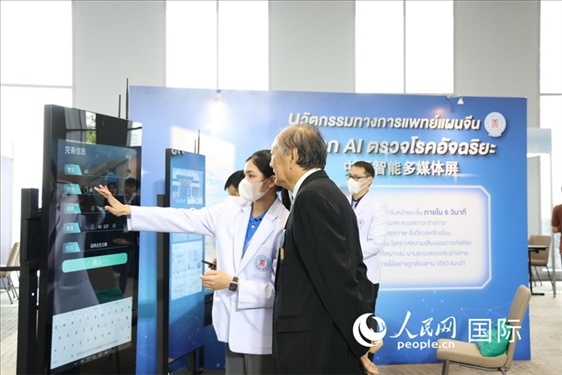 活動(dòng)現(xiàn)場(chǎng)，泰國華僑中醫(yī)院工作人員向嘉賓展示醫(yī)院智能多媒體屏。人民網(wǎng)記者楊一攝