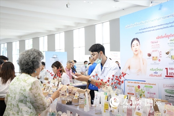 活動(dòng)現(xiàn)場(chǎng)，泰國華僑中醫(yī)院工作人員向來訪者介紹養(yǎng)生產(chǎn)品。人民網(wǎng)記者楊一攝