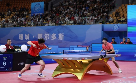 10月18日，上海隊(duì)選手樊振東（左）在單打比賽中發(fā)球。他3:2戰(zhàn)勝福建隊(duì)選手程靖淇。新華社記者 王楷焱 攝