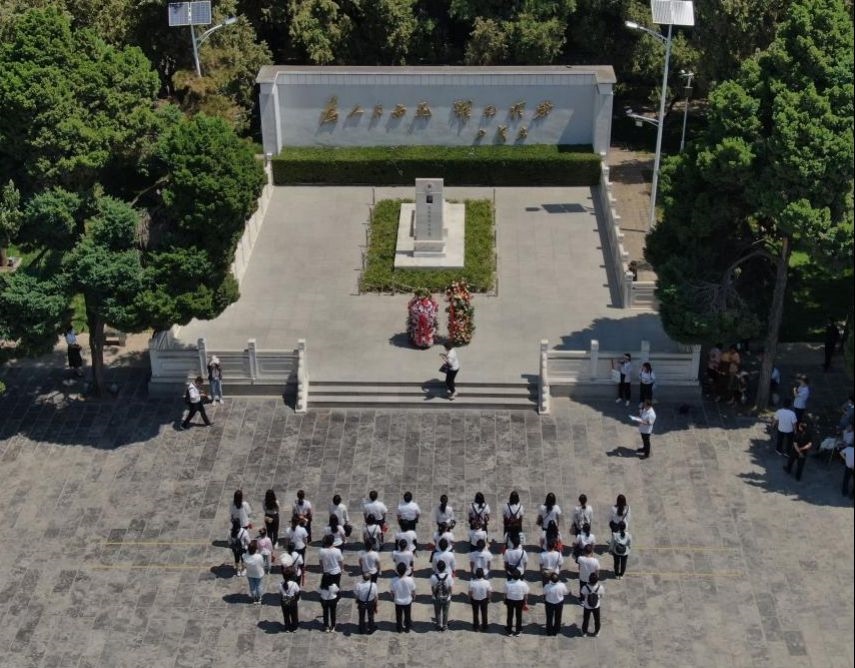 2021年6月24日，參觀者在位于河南省蘭考縣的焦裕祿紀念園瞻仰焦裕祿烈士墓（無人機照片）。新華社記者 李安 攝