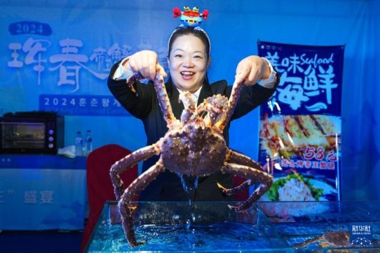 9月19日，在吉林省琿春市，商家在展示售賣的帝王蟹。新華社記者 許暢 攝