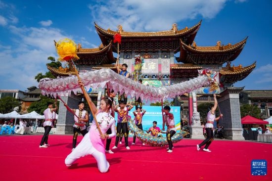 10月19日，四川師范大學(xué)舞龍隊在傳統(tǒng)舞龍項目中比賽，最終他們獲得該項目銀獎。