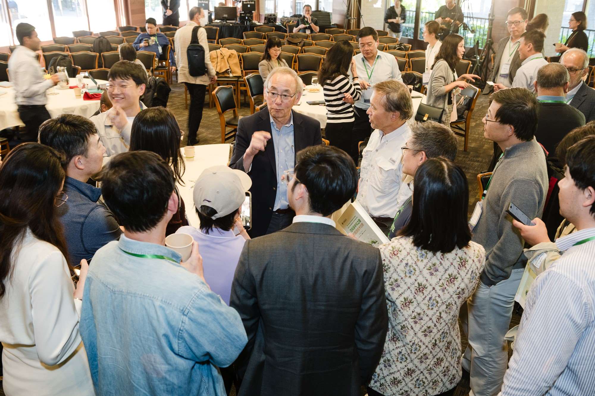 美國前能源部長、諾獎得主朱棣文教授在會場與參會者交流。馮超攝