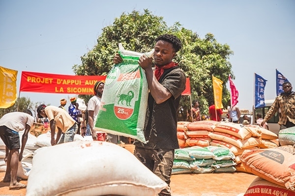 村民們興高采烈地把種子和化肥搬回家。中鐵資源供圖