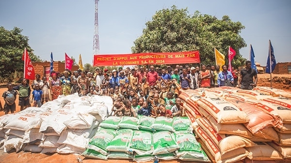 華剛礦業(yè)向當地捐贈種子化肥儀式現(xiàn)場。中鐵資源供圖