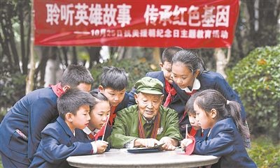圖為89歲的抗美援朝老兵楊克美在向孩子們講述英雄故事。徐偉攝