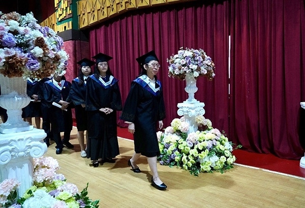 菲律賓岐黃中醫(yī)學院首屆12名畢業(yè)生順利獲得中醫(yī)相關執(zhí)業(yè)資格。人民網記者 樊帆攝