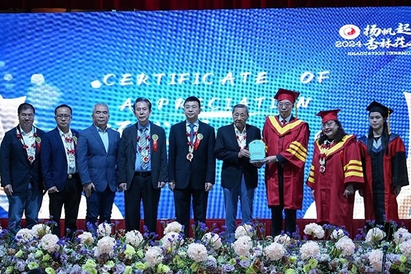 菲律賓首家中醫(yī)學院——岐黃中醫(yī)學院在馬尼拉舉行首屆畢業(yè)典禮。人民網記者 樊帆攝