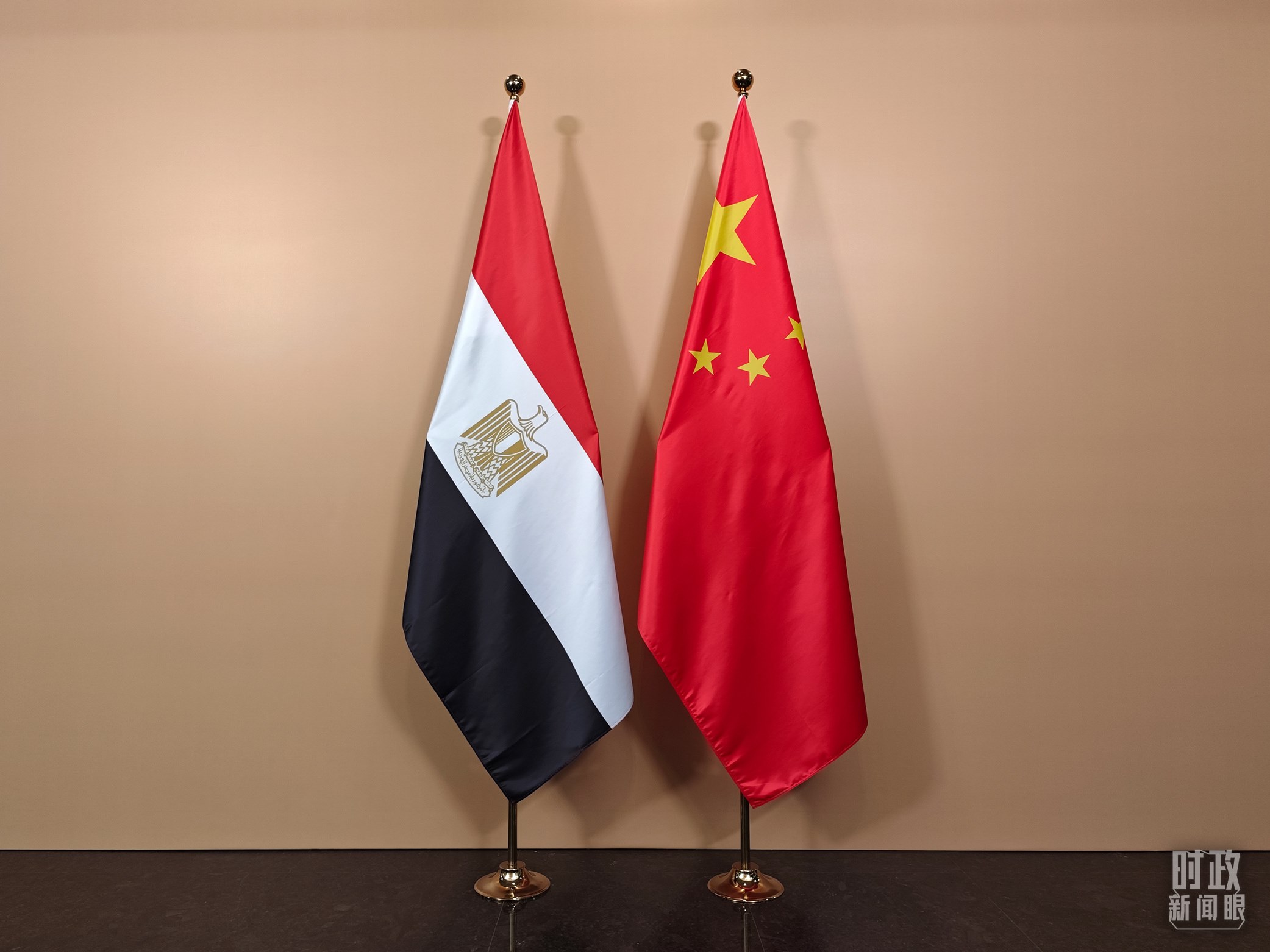 △ 會見廳外的中國埃及兩國國旗。（總臺央視記者彭漢明拍攝）