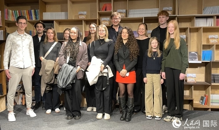 德國建筑師克里斯托夫·黑塞（右六）和合作者。人民網(wǎng) 鄭蘅夏攝