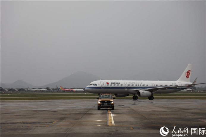 國航上?！觾?nèi)首班飛機(jī)抵達(dá)河內(nèi)內(nèi)排機(jī)場。人民網(wǎng)記者 楊曄攝