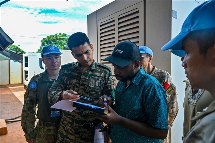 核查發(fā)電設(shè)備。鄧原淘攝