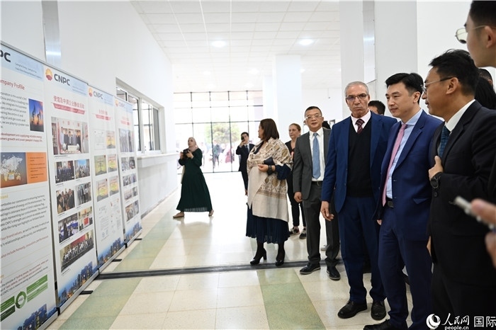 中企向阿爾及利亞大學捐贈電教設(shè)備圖片展。人民網(wǎng)記者 郝瑞敏攝