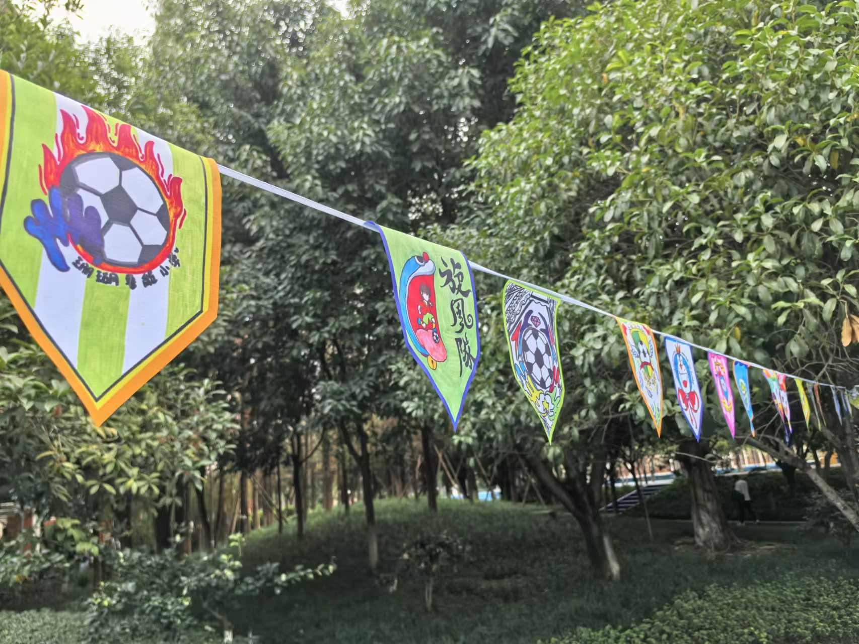 珊瑚魯能小學(xué)學(xué)生們手繪的“班超”隊徽。 人民網(wǎng)記者 楊磊攝