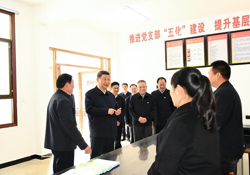 △2024年3月19日，習近平總書記在湖南省常德市鼎城區(qū)謝家鋪鎮(zhèn)港中坪村黨群服務中心了解當?shù)貫榛鶎訙p負、提升基層治理效能等情況。