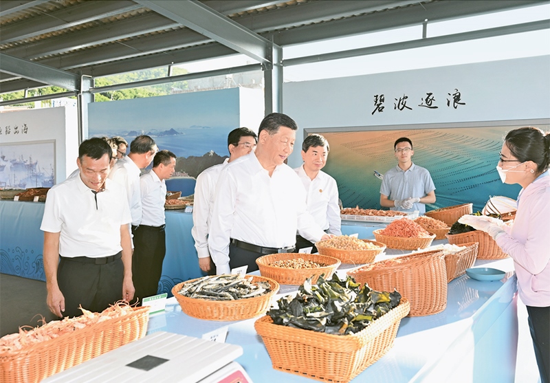 2024年10月15日至16日，中共中央總書記、國家主席、中央軍委主席習(xí)近平在福建考察。這是15日下午，習(xí)近平在漳州市東山縣陳城鎮(zhèn)澳角村考察時(shí)，了解海鮮干貨和漁獲產(chǎn)品交易情況。 新華社記者 謝環(huán)馳/攝