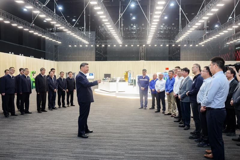 △2024年10月17日，習近平總書記在安徽合肥濱湖科學城考察時，同現(xiàn)場科研人員和企業(yè)負責人親切交流。