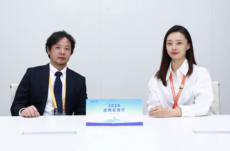 豐田汽車(chē)（中國(guó)）投資有限公司副總經(jīng)理劉鵬做客“2024進(jìn)博會(huì)客廳”欄目。人民網(wǎng) 歐陽(yáng)易佳攝