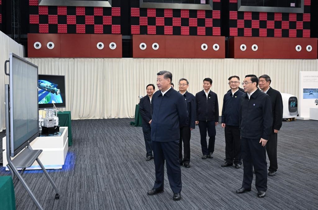 2024年10月17日，習(xí)近平總書記在合肥濱湖科學(xué)城察看安徽省重大科技創(chuàng)新成果集中展示。新華社記者 謝環(huán)馳 攝