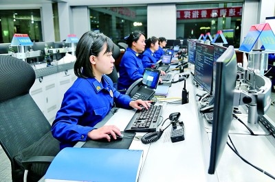  廣東省廣州市消防救援支隊(duì)指揮中心的接警調(diào)度員24小時(shí)待命。圖片由國(guó)家消防救援局提供