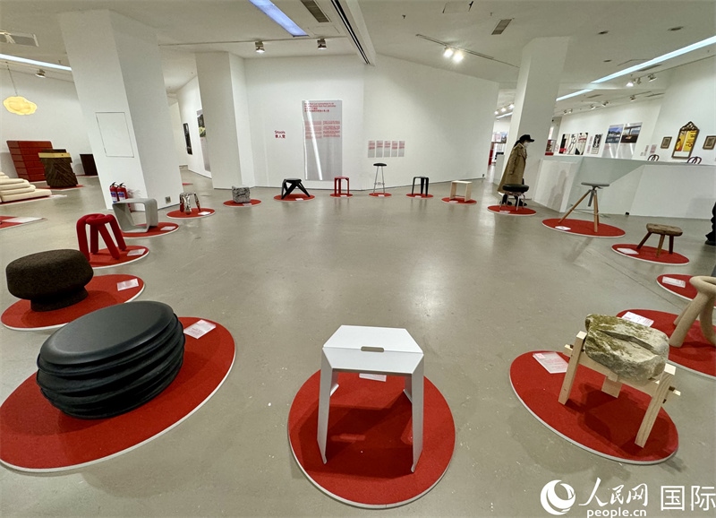 11月8日，瑞士經(jīng)典設(shè)計(jì)展現(xiàn)場(chǎng)。（人民網(wǎng) 謝瑩攝）