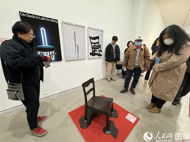 11月8日，觀眾在“瑞士經(jīng)典設(shè)計(jì)展”作品前駐足欣賞。（人民網(wǎng) 謝瑩攝） 