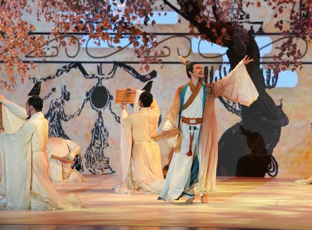 11月6日，演職人員在表演民族舞劇《孔子》片段。新華社記者 張晨霖 攝