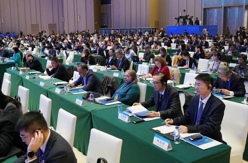 11月7日，中外嘉賓在首屆世界古典學大會開幕式現(xiàn)場聽會。新華社記者 張晨霖 攝