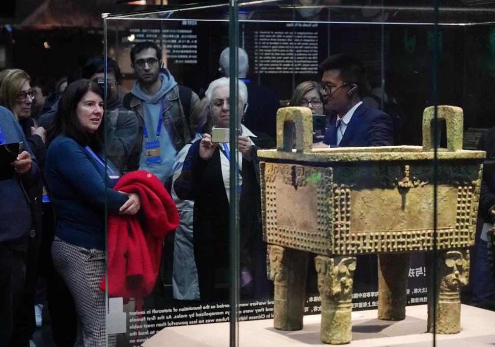 11月6日，中外嘉賓來到中國考古博物館參觀“考古與中華文明溯源展”。該展是本屆世界古典學大會推出的配套活動之一。新華社記者 張晨霖 攝