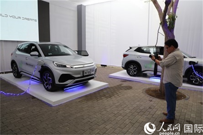 圖為秘魯媒體記者正在拍攝現場展出的比亞迪電動汽車。 人民網記者姜波攝