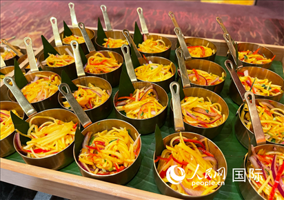 馬來西亞美食節(jié)現(xiàn)場準(zhǔn)備的美食。人民網(wǎng) 王婧攝