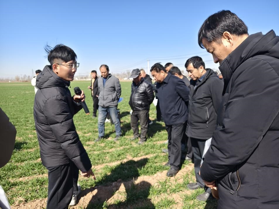 科技小院的“學(xué)生專家”（左一）。受訪者供圖