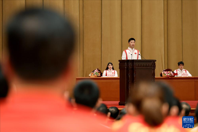 11月15日，乒乓球運(yùn)動(dòng)員馬龍（中）在報(bào)告會(huì)上發(fā)言。新華社記者 李明 攝