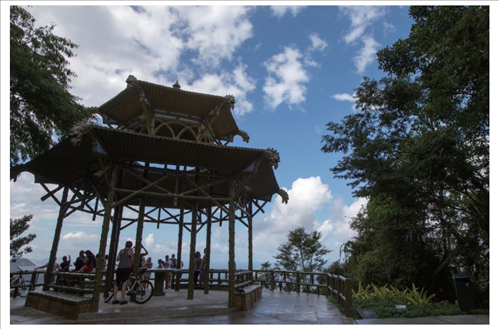 在巴西里約熱內(nèi)盧市內(nèi)的蒂茹卡國家森林公園里，有一座風(fēng)光獨一無二的觀景臺，名為“中國亭”，是為紀(jì)念曾經(jīng)在這里種植茶葉的中國茶農(nóng)而修建，如今已成為當(dāng)?shù)氐闹坝^。（圖源：新華社）