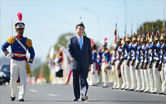 當(dāng)?shù)貢r間2014年7月17日，國家主席習(xí)近平在巴西利亞出席時任巴西總統(tǒng)舉行的歡迎儀式。 新華社記者謝環(huán)馳攝