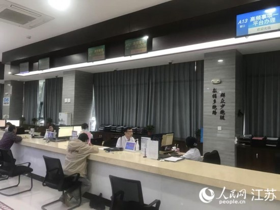 像這樣的“高頻事項(xiàng)一平臺(tái)”辦理專窗，正在江蘇各地基層便民服務(wù)中心鋪開。人民網(wǎng) 俞楊攝