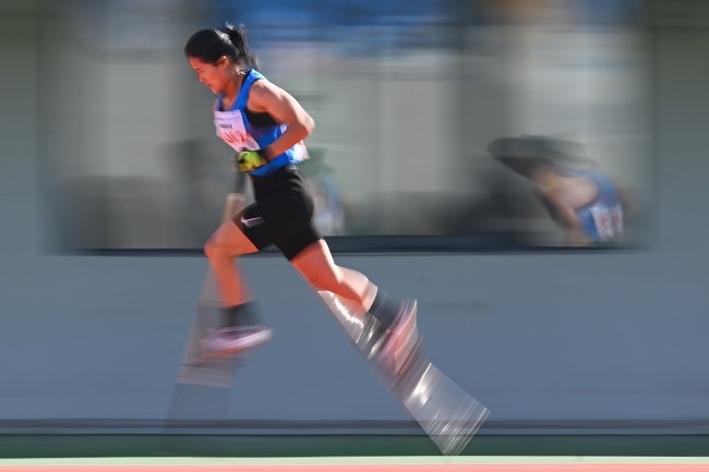 11月28日，海南隊選手吳明芬在高腳競速比賽中。新華社記者 杜子璇攝