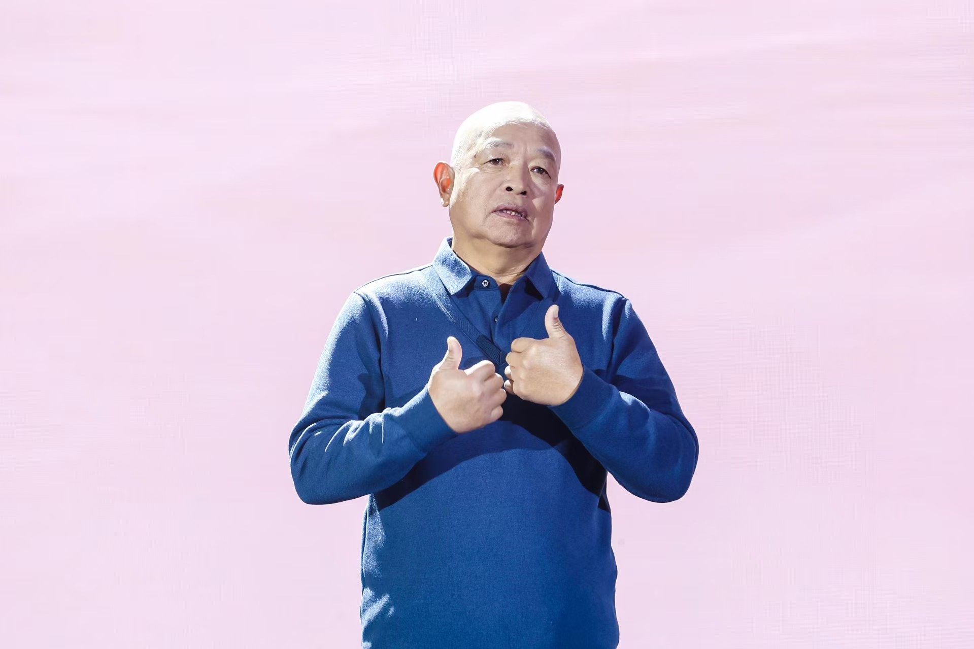 “山東好人”、煙臺(tái)市無(wú)聲洗車(chē)場(chǎng)經(jīng)理柳興濤。人民視頻供圖。