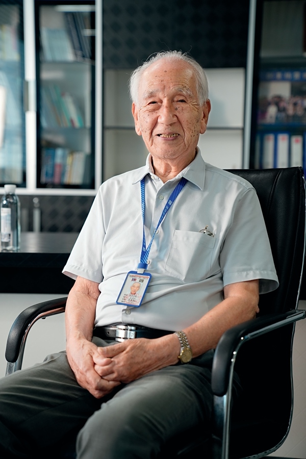 2024年8月，佐佐木俊一在深圳接受本刊記者采訪。