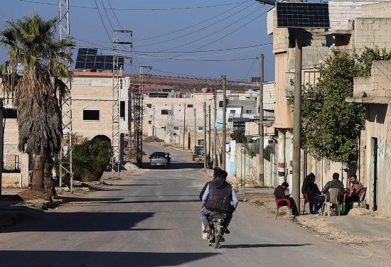 這是12月1日拍攝的敘利亞哈馬省北部一處城鎮(zhèn)街道。新華社發(fā)