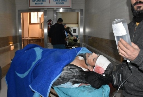 11月29日，在敘利亞阿勒頗，傷者被送往醫(yī)院接受治療。新華社發(fā)