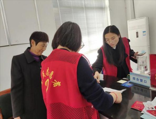 代辦人員為村民辦理醫(yī)保報銷。 圖片來源：江蘇南通啟東市數(shù)據(jù)局