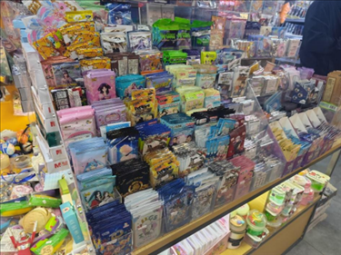 北京某文具店卡牌盲盒柜臺(tái)，未設(shè)相關(guān)提醒。人民網(wǎng)記者 黃鈺攝