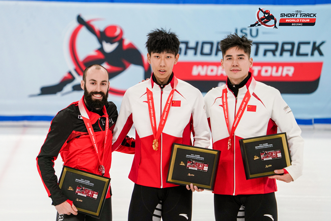 男子500米頒獎儀式，中國選手孫龍(中)奪得冠軍，加拿大選手杜博伊斯(左)獲得亞軍，中國選手劉少昂獲得季軍。賽事組委會供圖