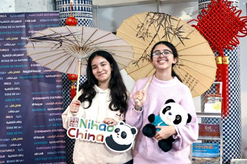 兩名女孩在合影。拉巴特中國文化中心供圖