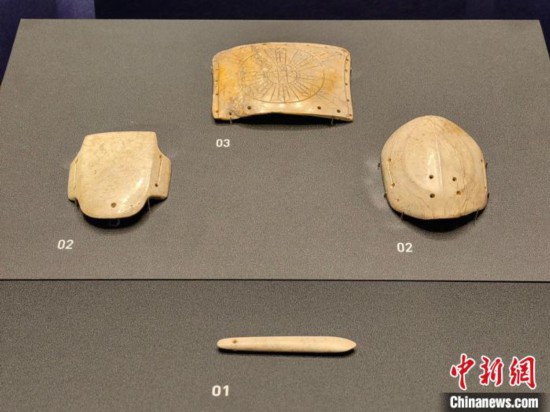 12月14日，“文明先鋒—凌家灘文化玉器展”在故宮博物院文華殿開(kāi)幕。圖為展覽現(xiàn)場(chǎng)的玉龜、玉版和玉簽。 中新社記者 應(yīng)妮 攝