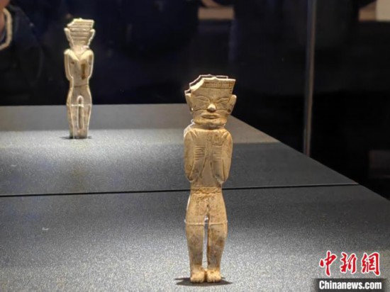 12月14日，“文明先鋒—凌家灘文化玉器展”在故宮博物院文華殿開(kāi)幕。圖為展覽現(xiàn)場(chǎng)的立姿玉人。 中新社記者 應(yīng)妮 攝