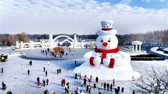 12月8日，黑龍江哈爾濱市今冬第一個大雪人“雪人先生”在太陽島風景區(qū)落成。大雪人高20米，用雪量4000立方米。圖為12月9日在哈爾濱太陽島風景區(qū)正門廣場拍攝的大雪人。新華社記者 王松攝