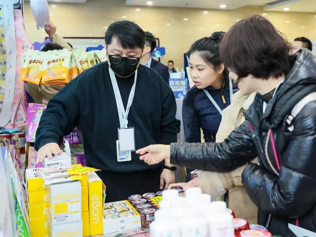 嘉賓了解展區(qū)里的寵物“零食”。劉磊攝