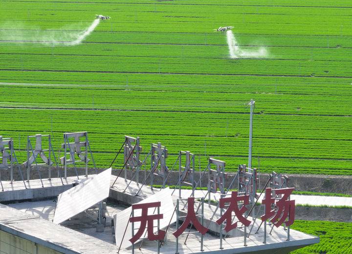 2024年3月19日，在安徽省亳州市譙城區(qū)趙橋鄉(xiāng)雙樓村的無人農(nóng)場(chǎng)，農(nóng)業(yè)無人機(jī)按照事先設(shè)定好的線路進(jìn)行作業(yè)（無人機(jī)照片）。新華社記者 杜宇 攝